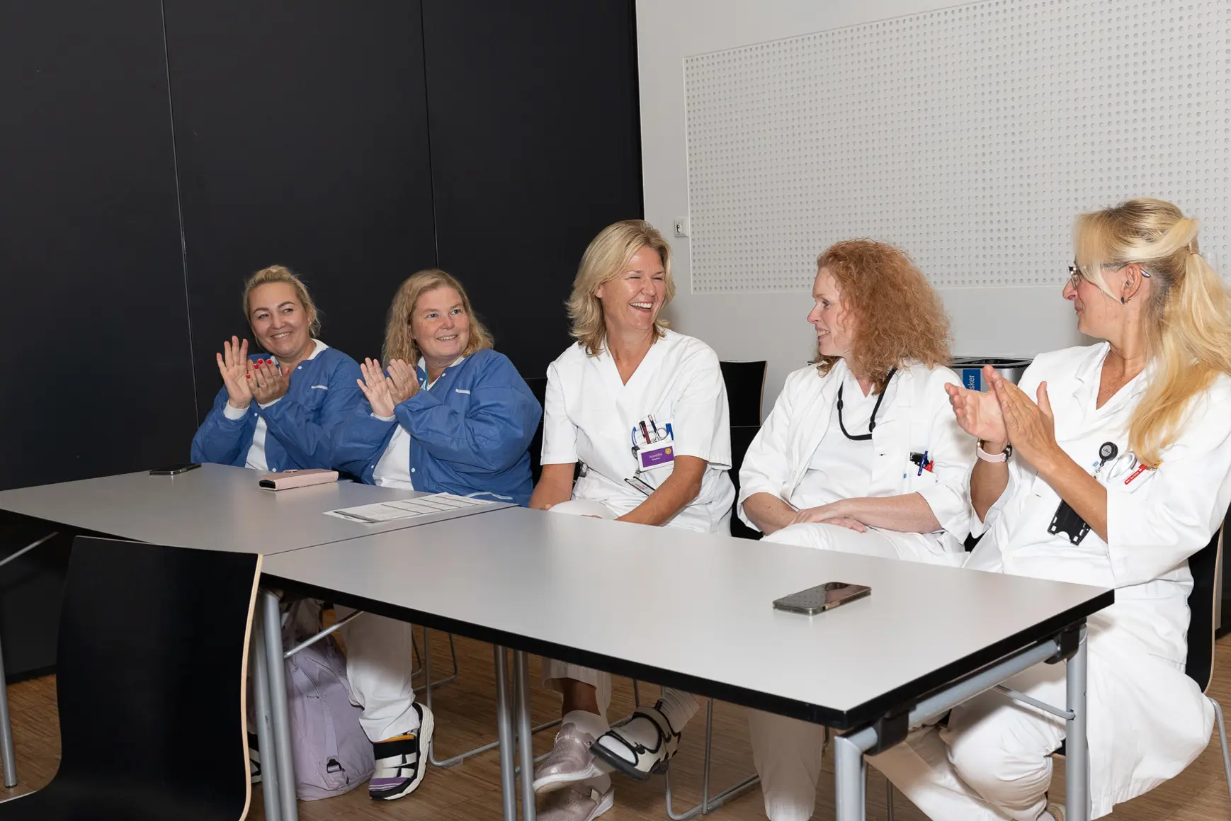 En gruppe kvinner i hvite frakker